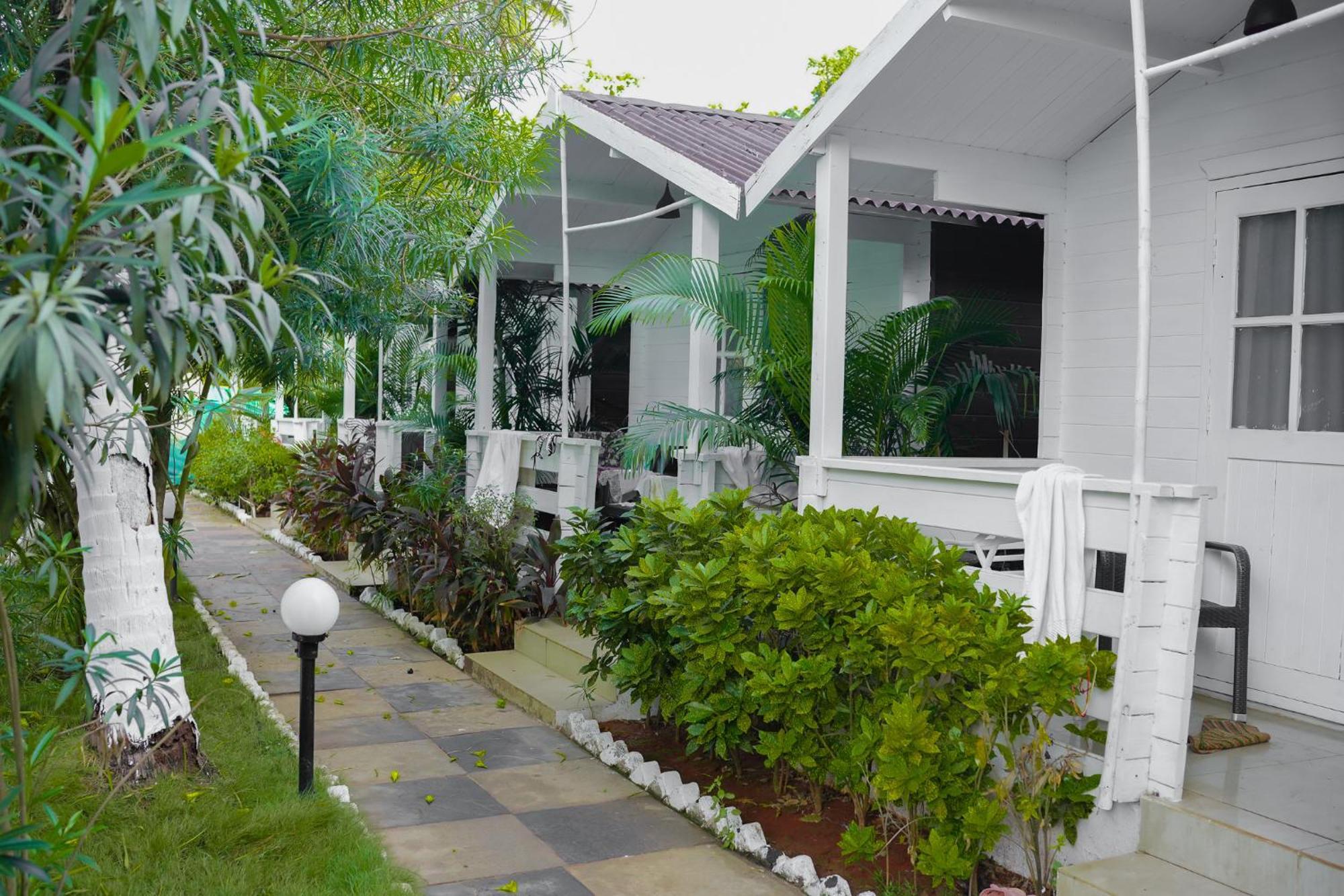 Seabliss Cottages Morjim Exterior photo
